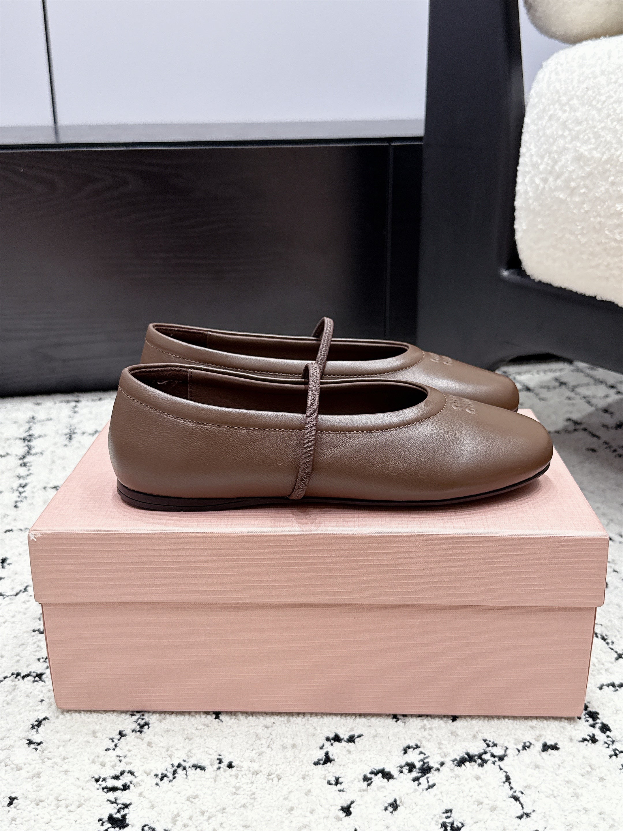 Miu Miu Logo-Embossed Ballet Flats