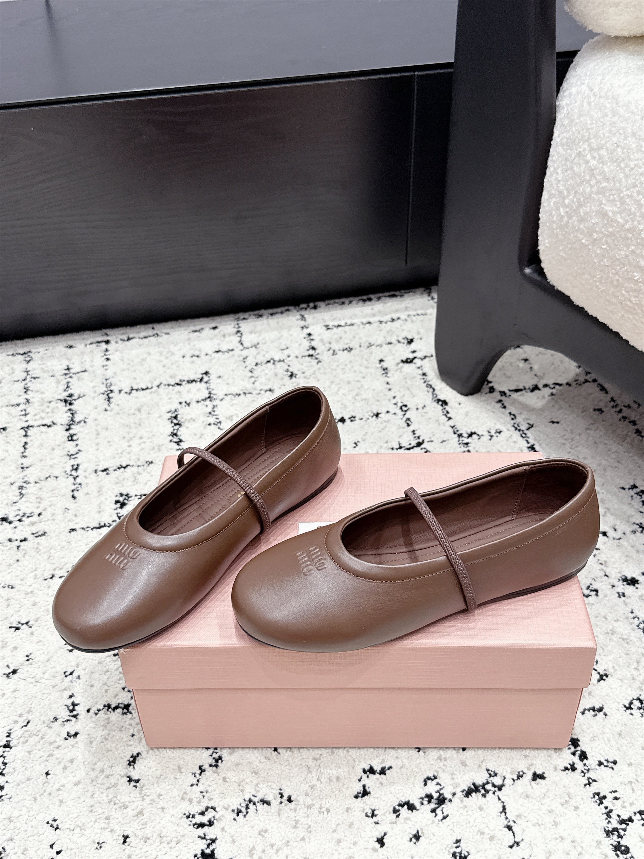 Miu Miu Logo-Embossed Ballet Flats