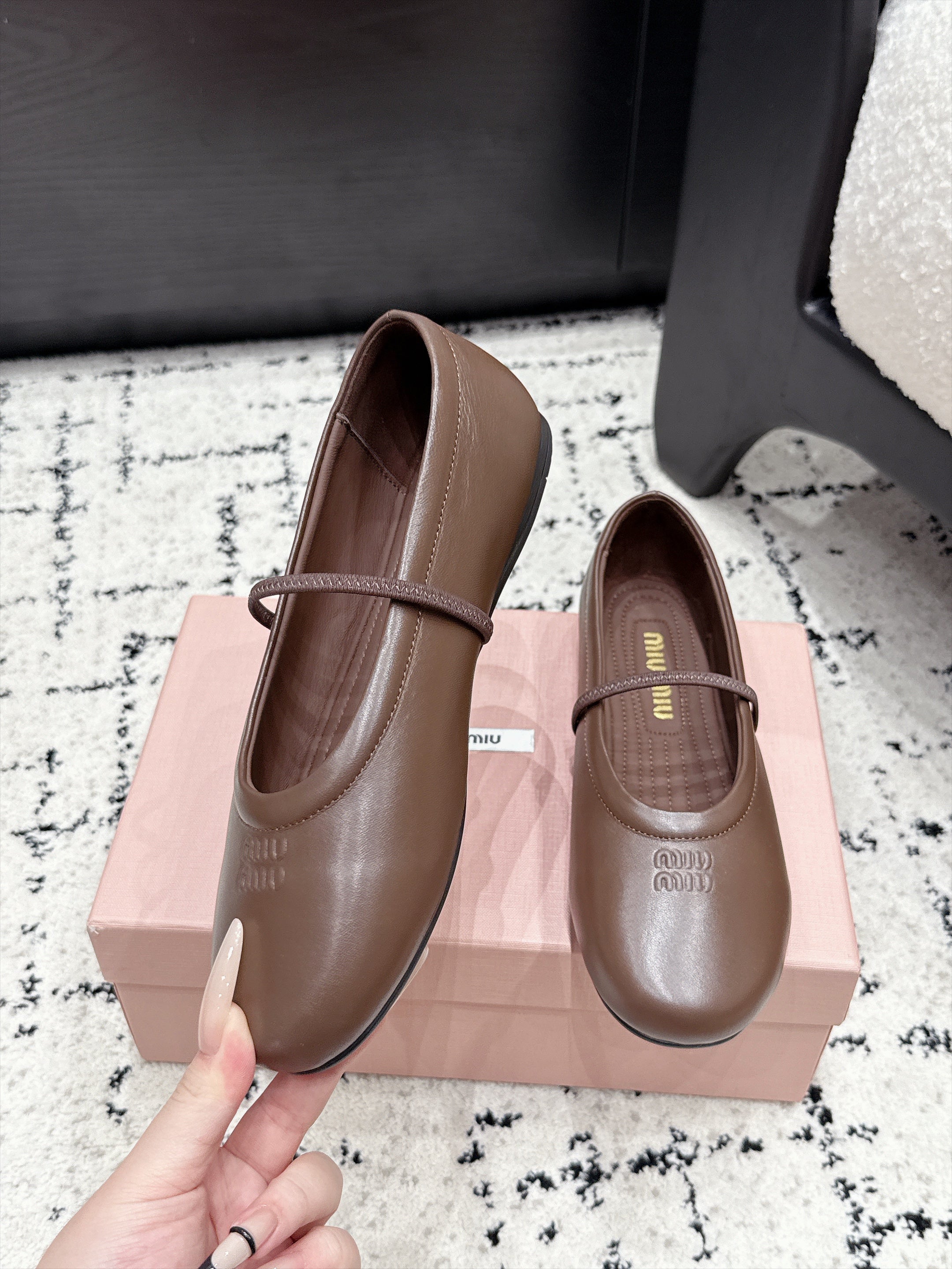 Miu Miu Logo-Embossed Ballet Flats