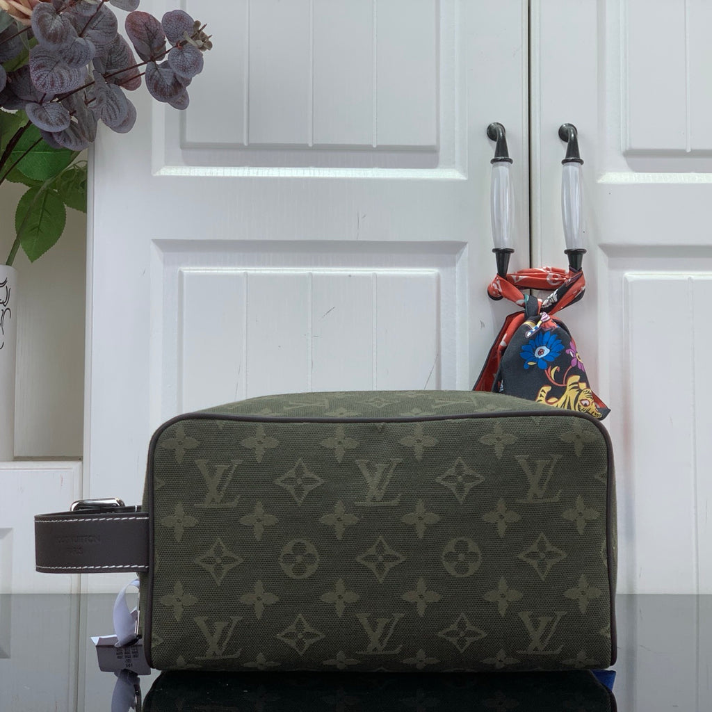 LV Locker Dopp Kit M2A666