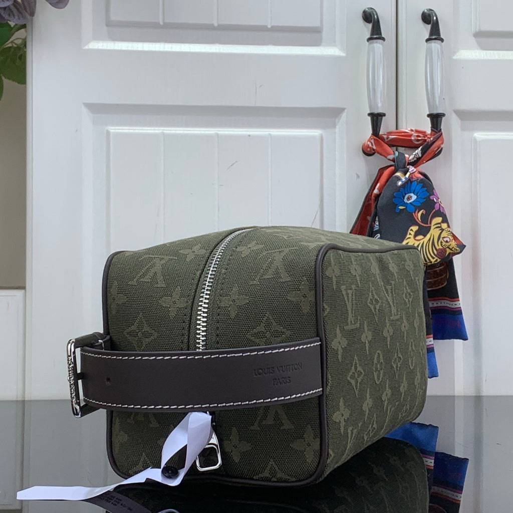 LV Locker Dopp Kit M2A666