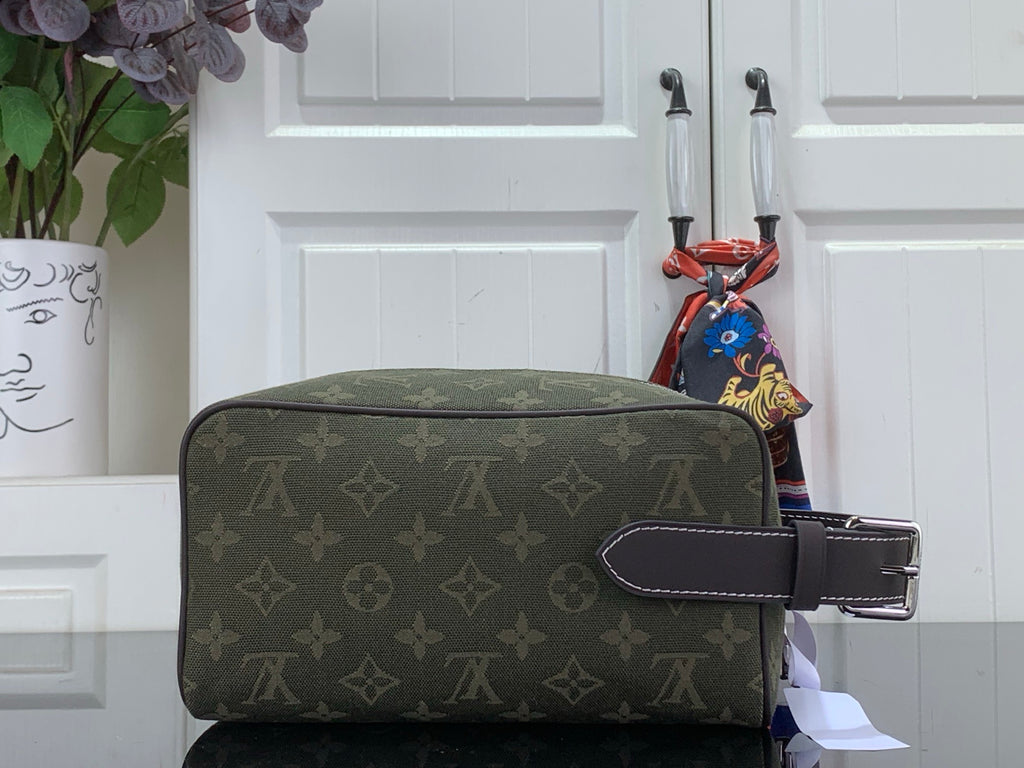 LV Locker Dopp Kit M2A666