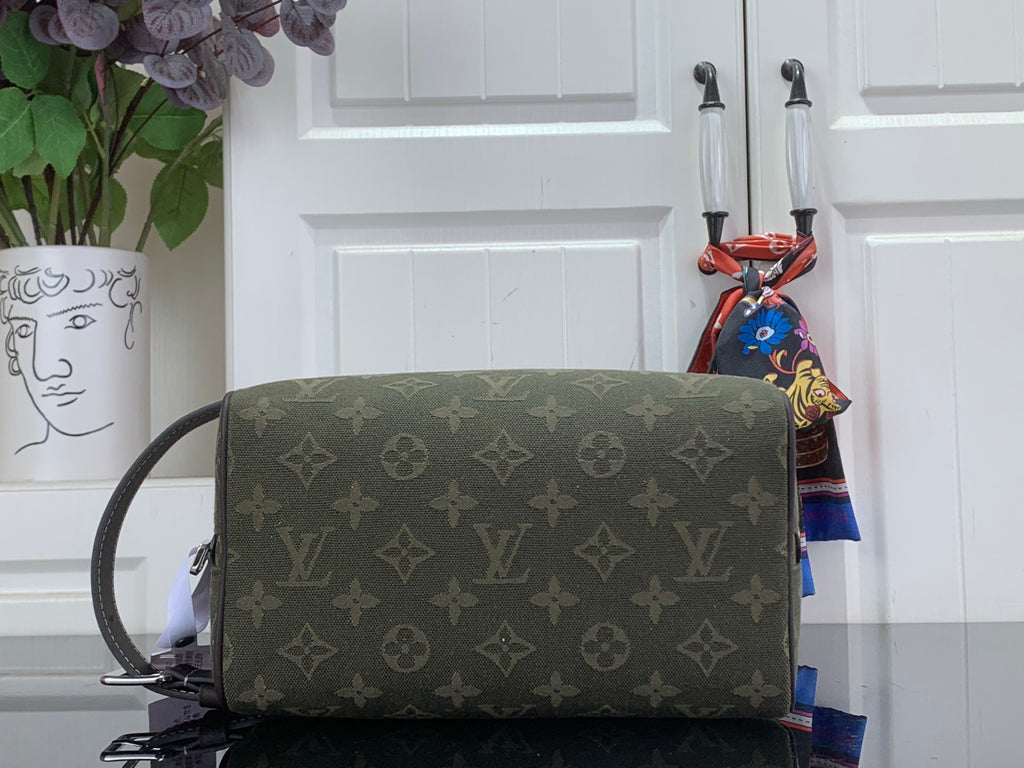 LV Locker Dopp Kit M2A666