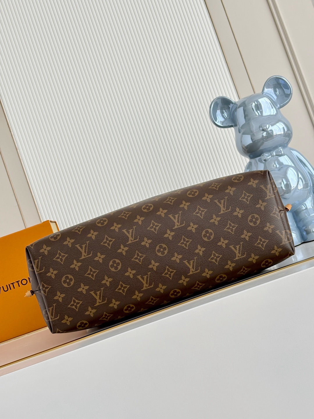 LV Walkaround Tote M3A244