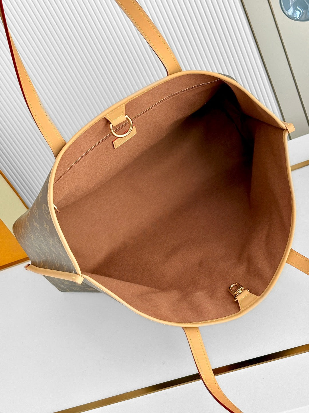 LV Walkaround Tote M3A244