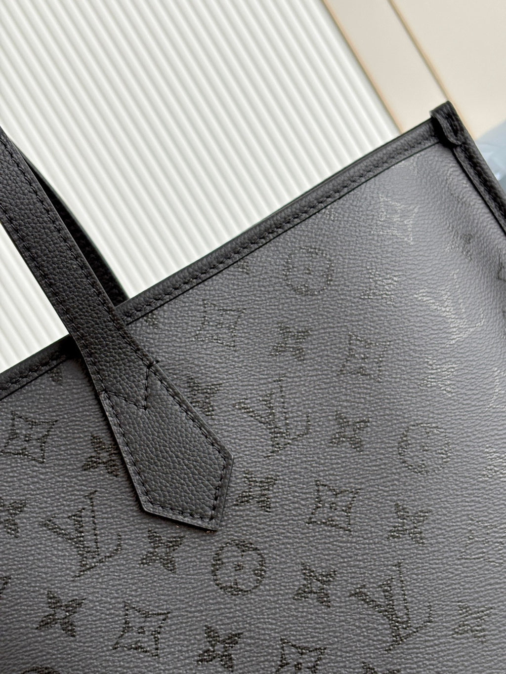 LV Walkaround Tote M3A245