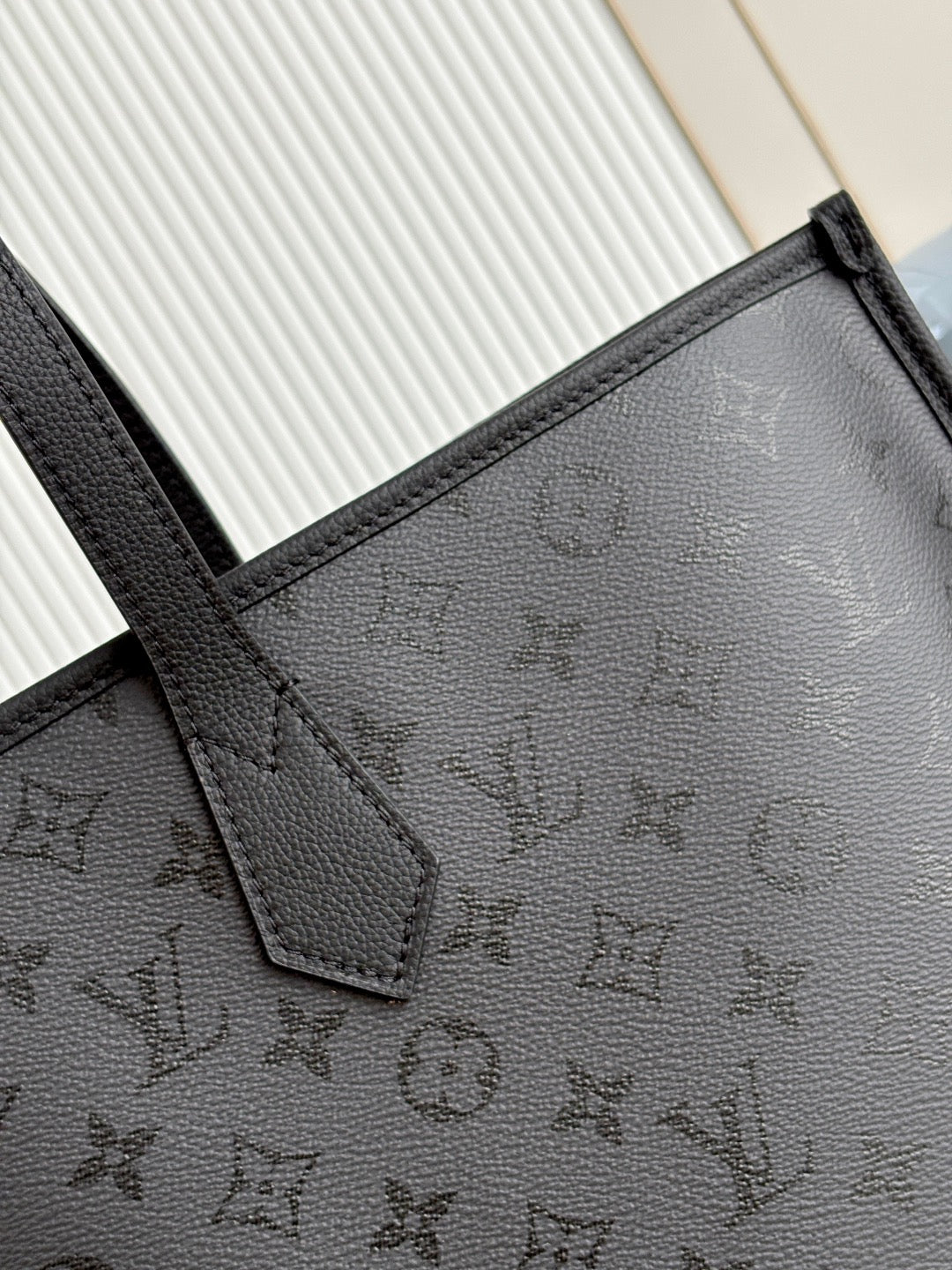 LV Walkaround Tote M3A245