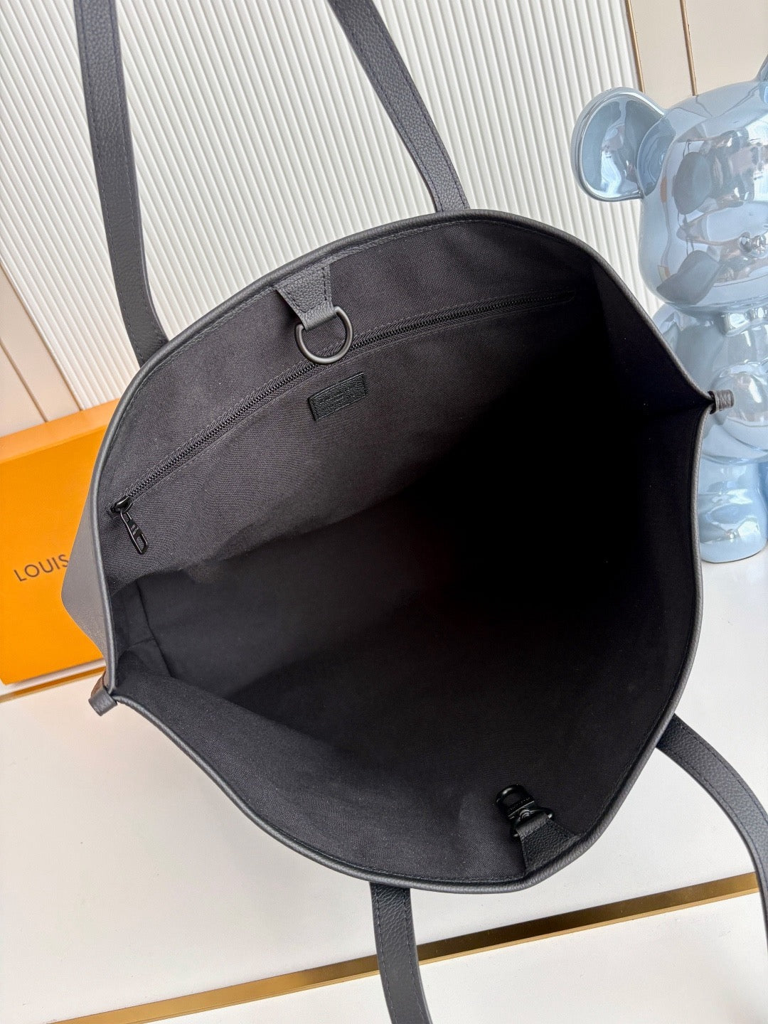 LV Walkaround Tote M3A245