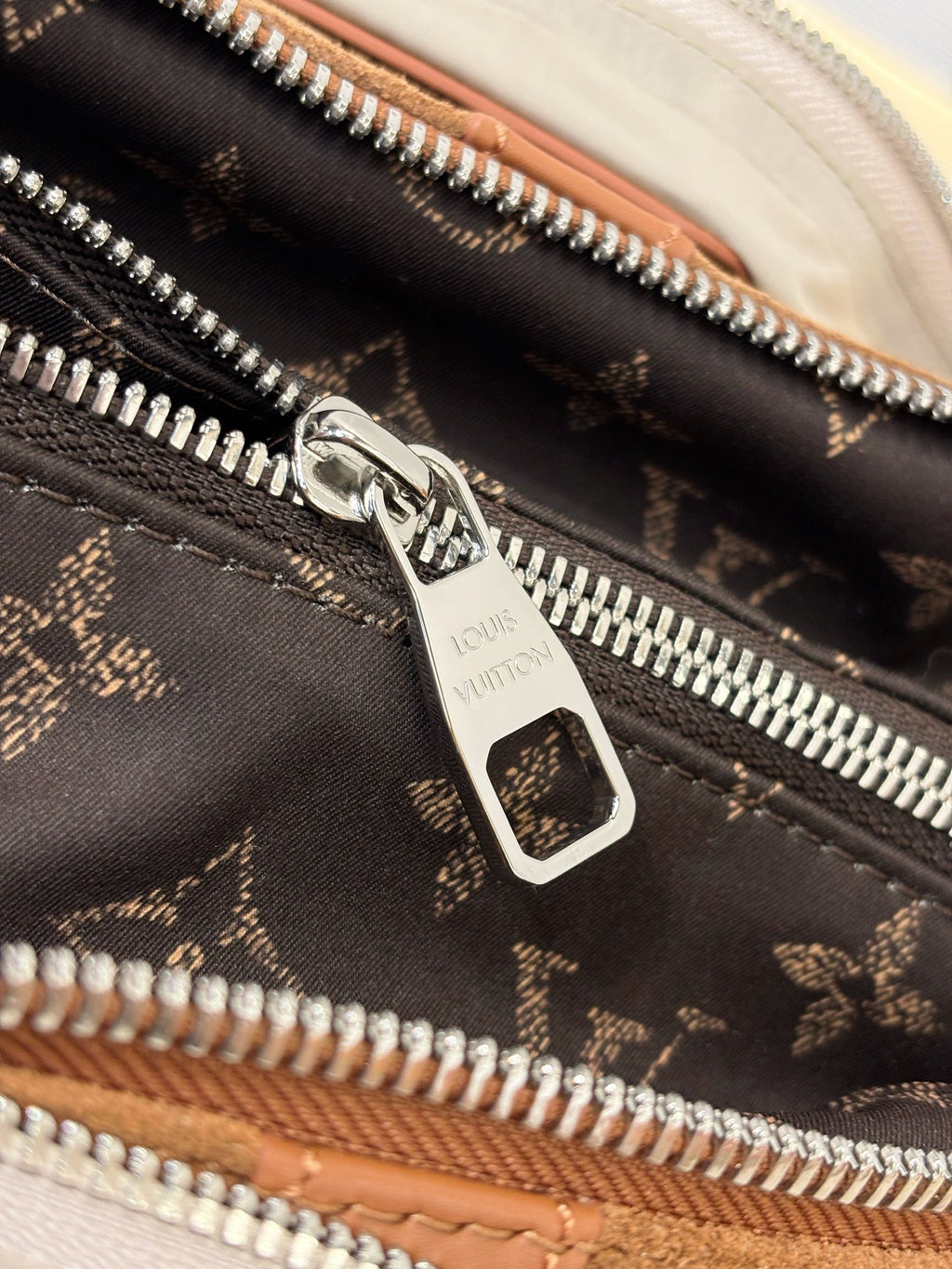 LV Keepall Bandoulière 35 Extendable M2A548