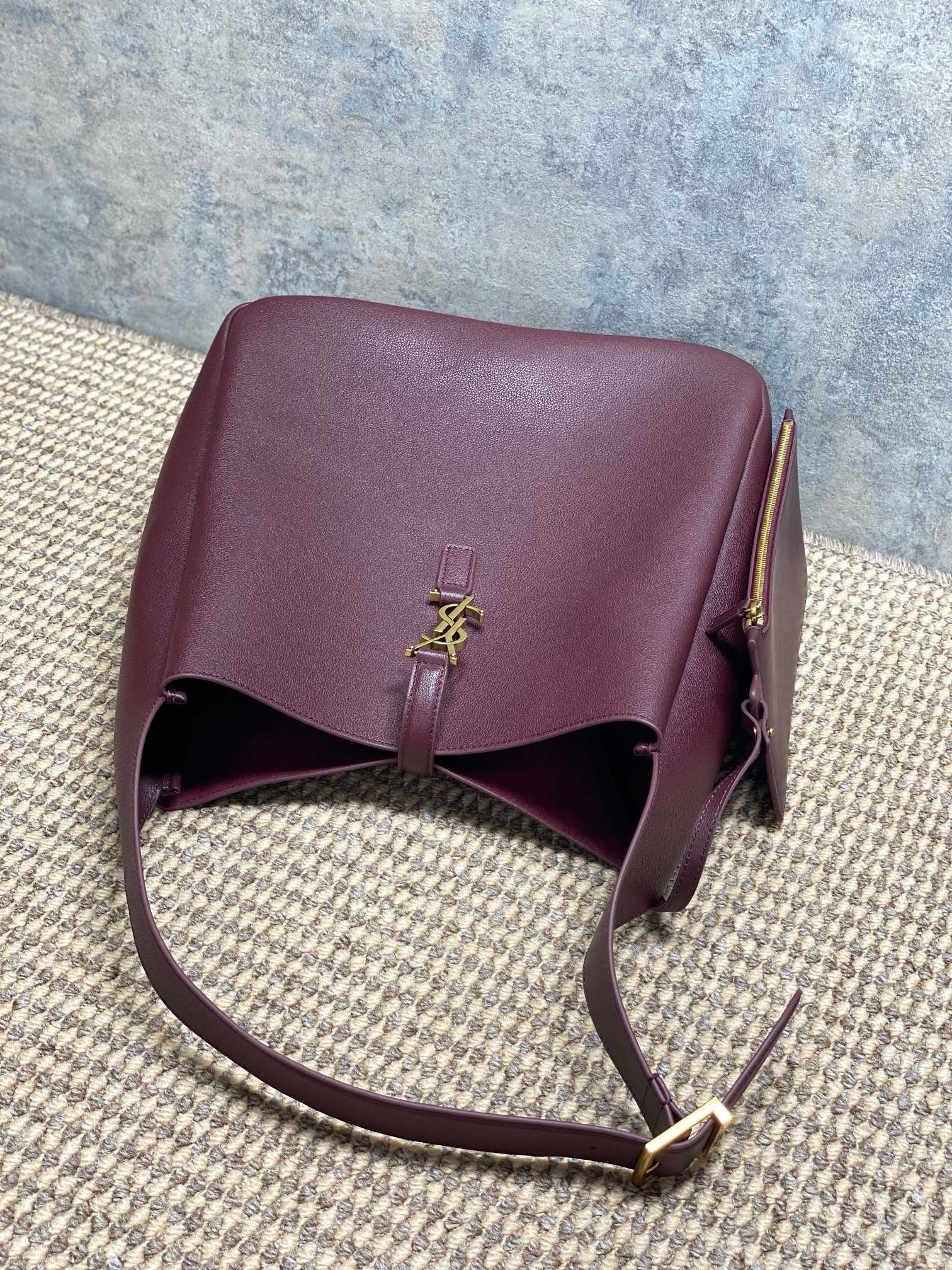 Saint Laurent Le 5 À 7 Supple Large In Grained Leather
