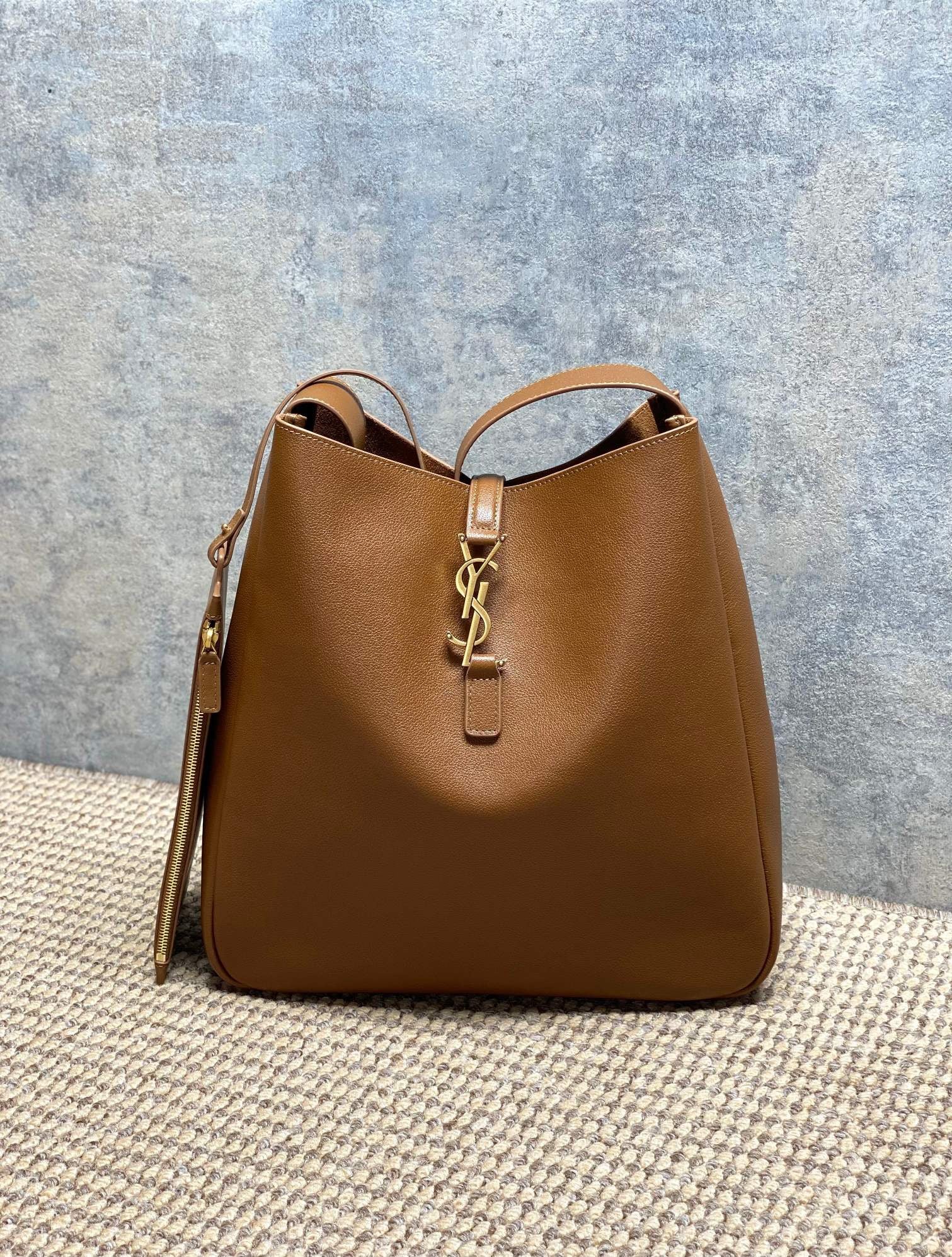 Saint Laurent Le 5 À 7 Supple Large In Grained Leather