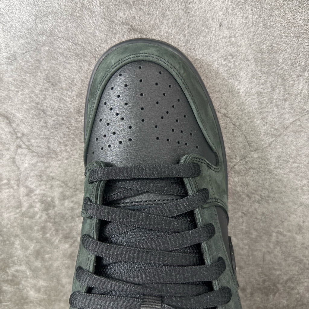 Nike SB Dunk Low Black Pigeon 883232-008
