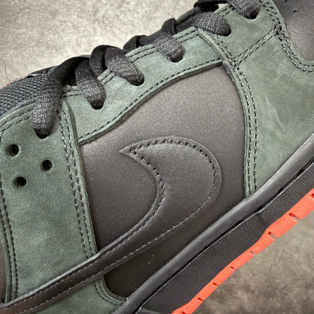 Nike SB Dunk Low Black Pigeon 883232-008