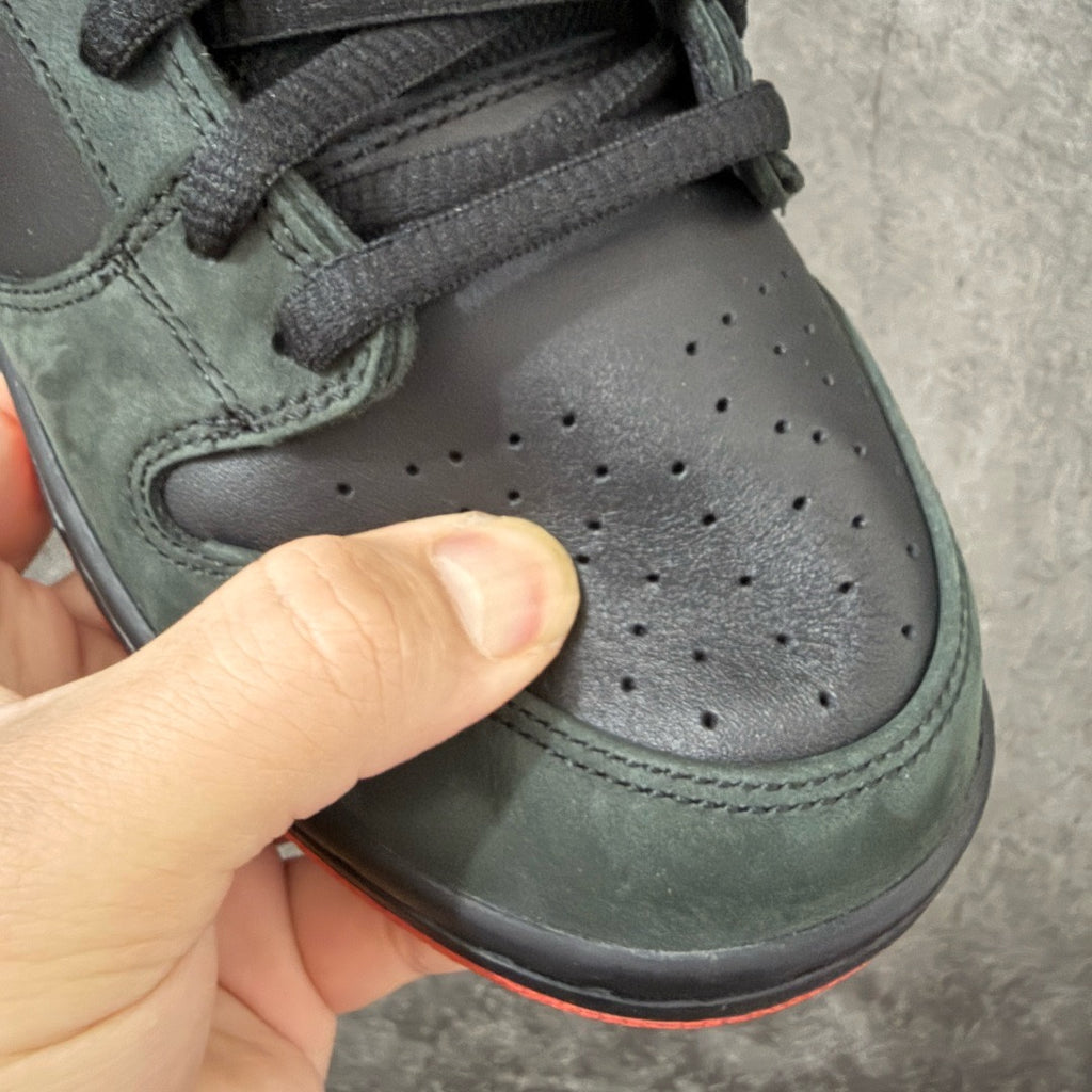 Nike SB Dunk Low Black Pigeon 883232-008