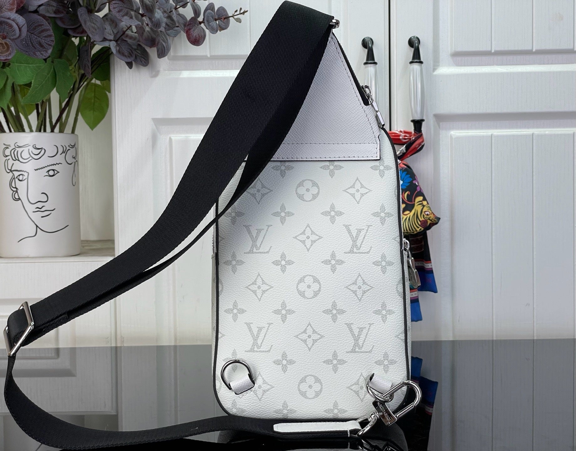 LV Avenue Slingbag M28397