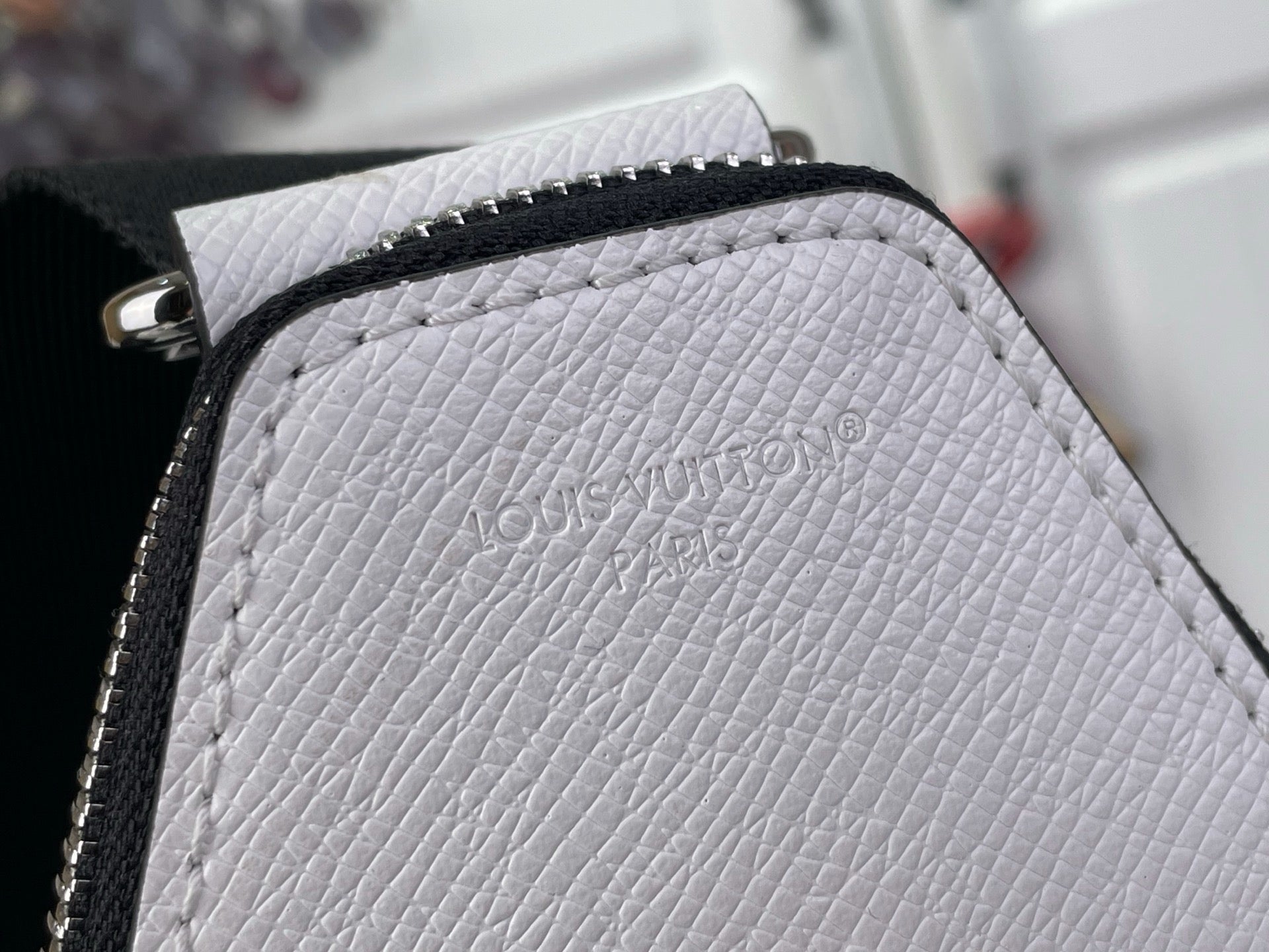 LV Avenue Slingbag M28397