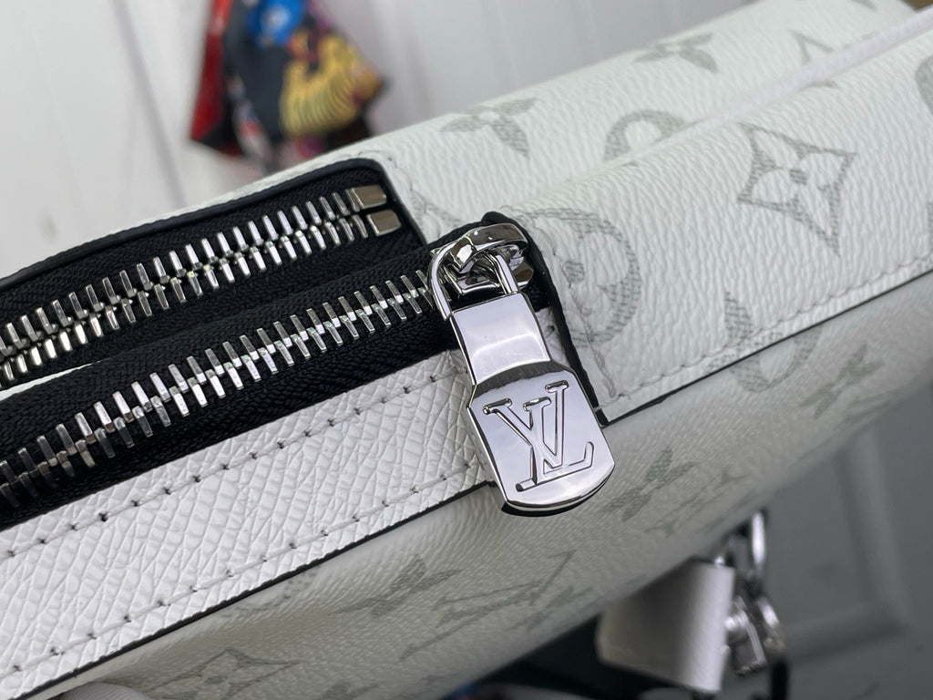 LV Avenue Slingbag M28397