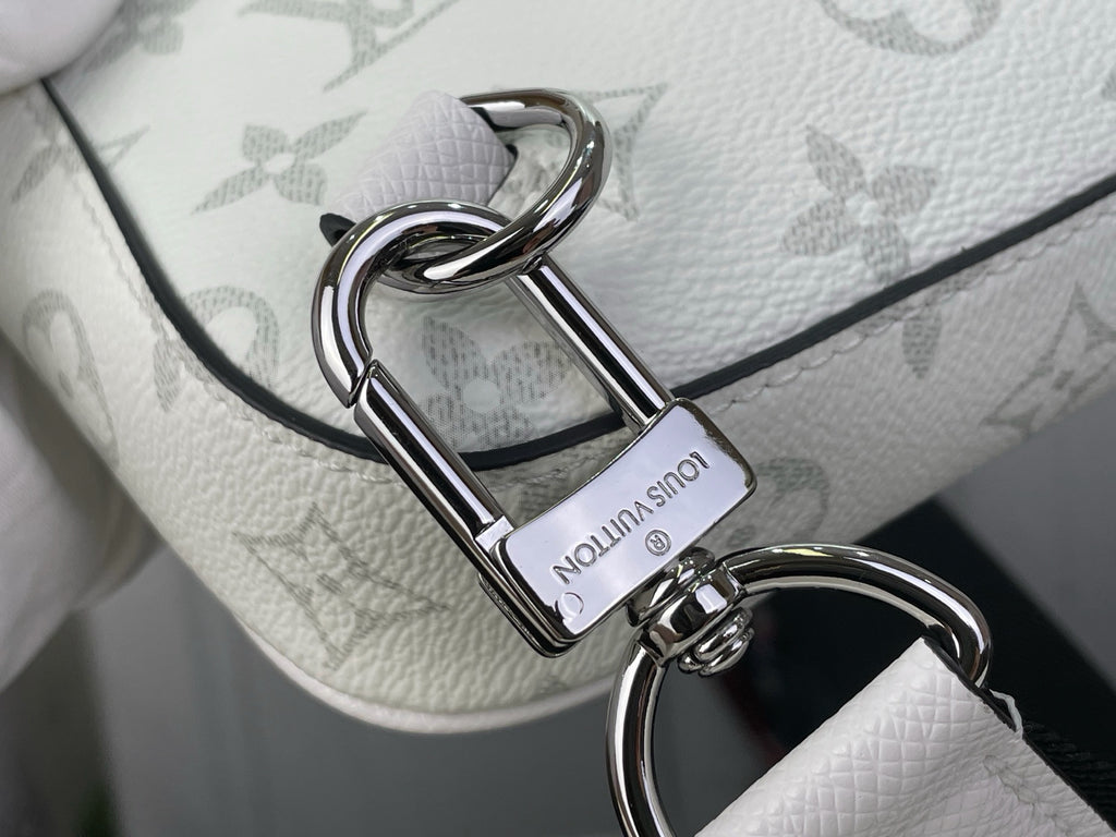 LV Avenue Slingbag M28397