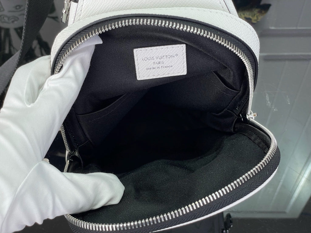 LV Avenue Slingbag M28397