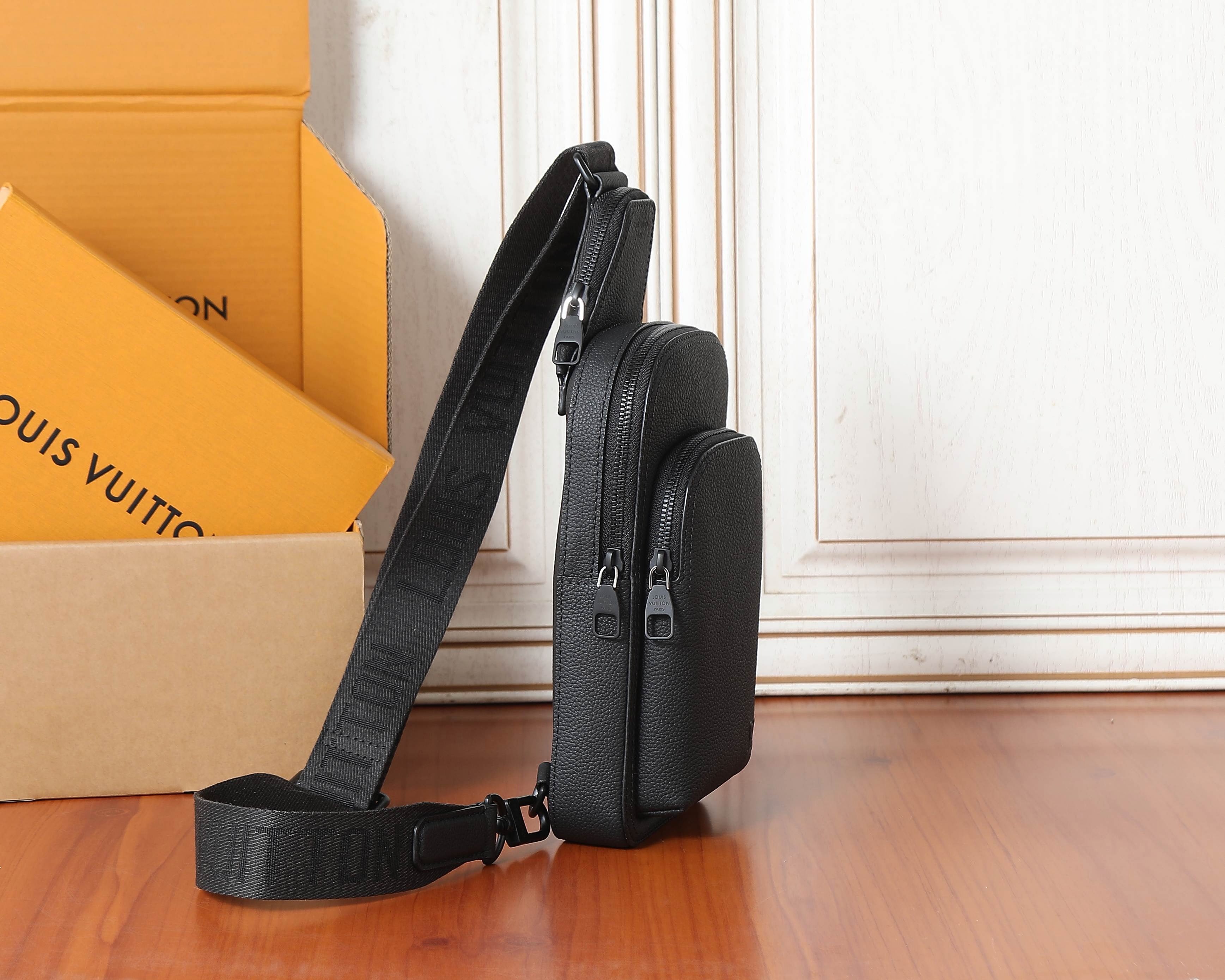 LV Avenue Slingbag M15255