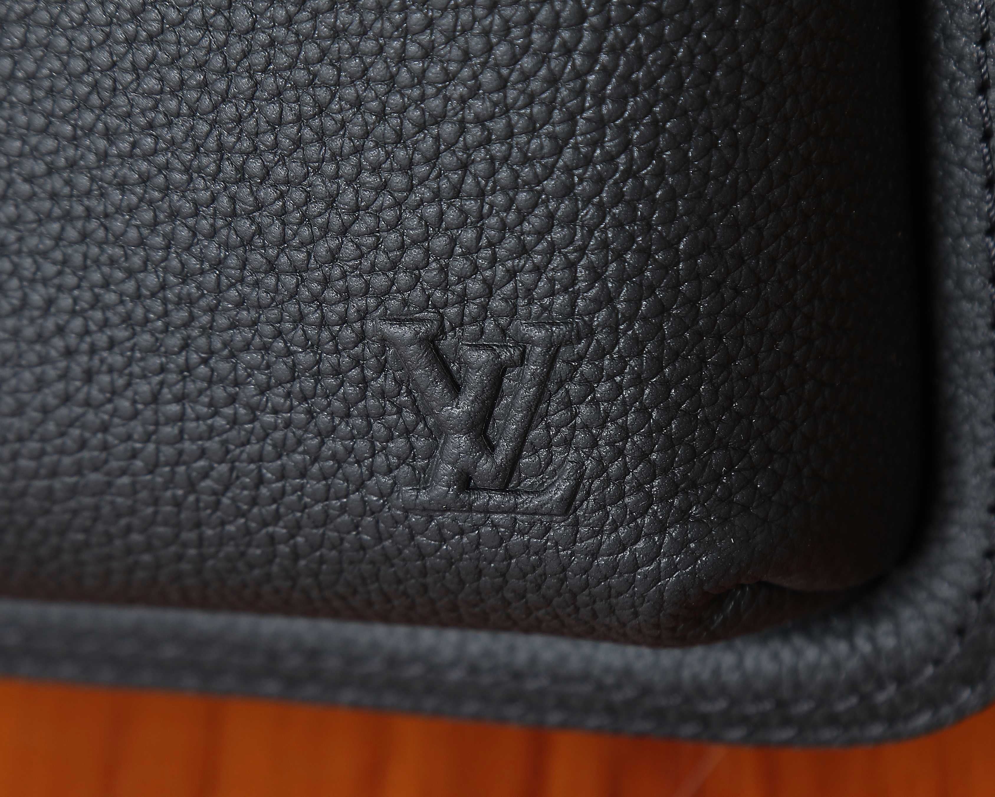 LV Avenue Slingbag M15255