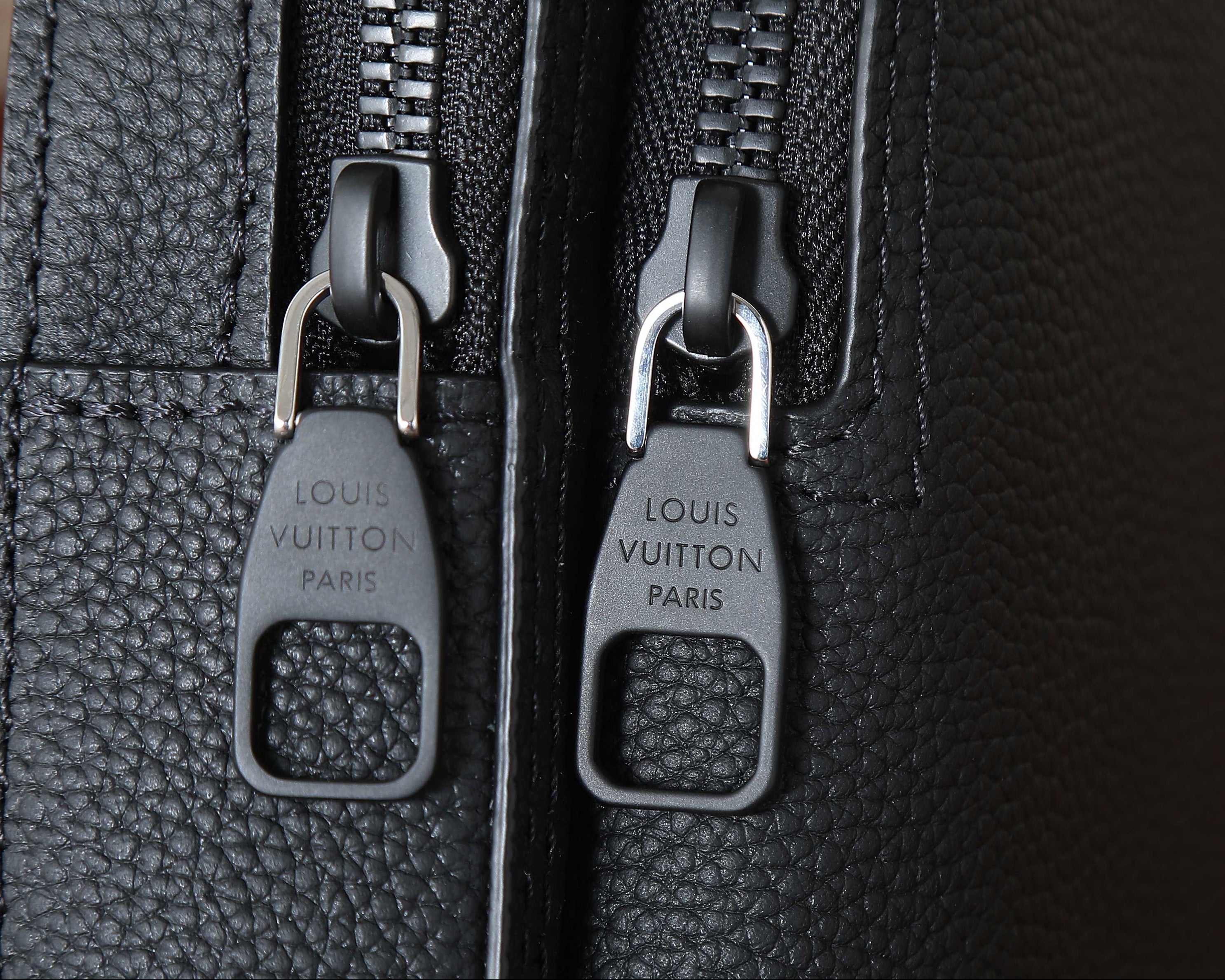 LV Avenue Slingbag M15255