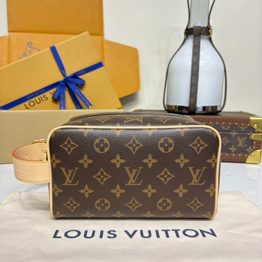LV Locker Dopp Kit Monogram