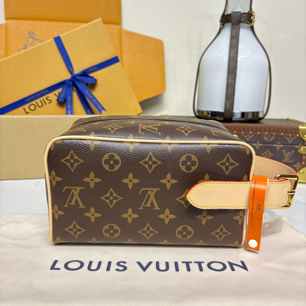 LV Locker Dopp Kit Monogram