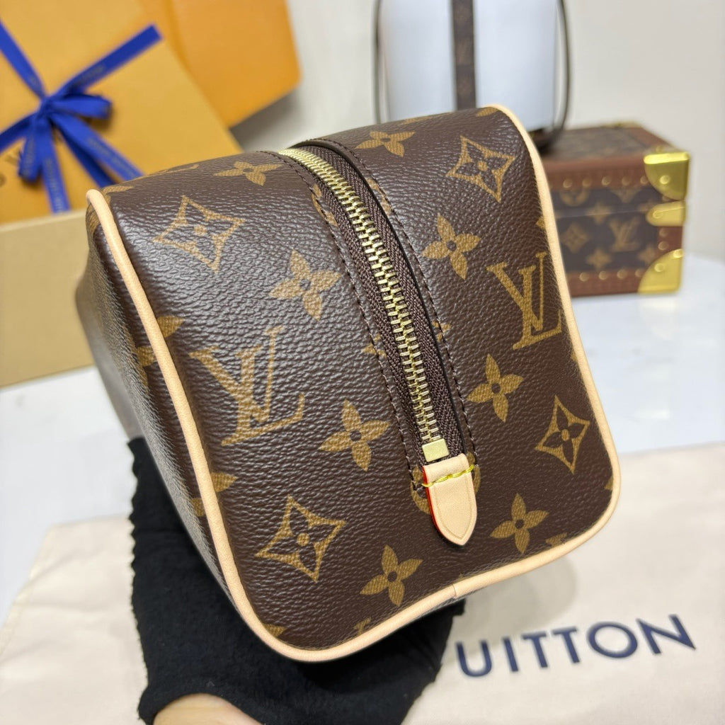 LV Locker Dopp Kit Monogram