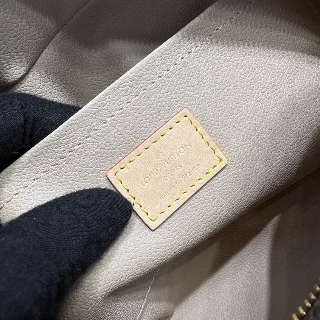 LV Locker Dopp Kit Monogram