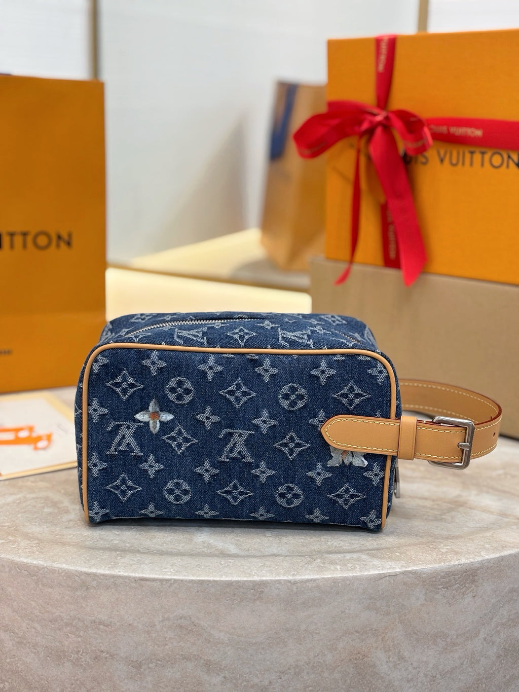 LV Locker Dopp Kit M28363