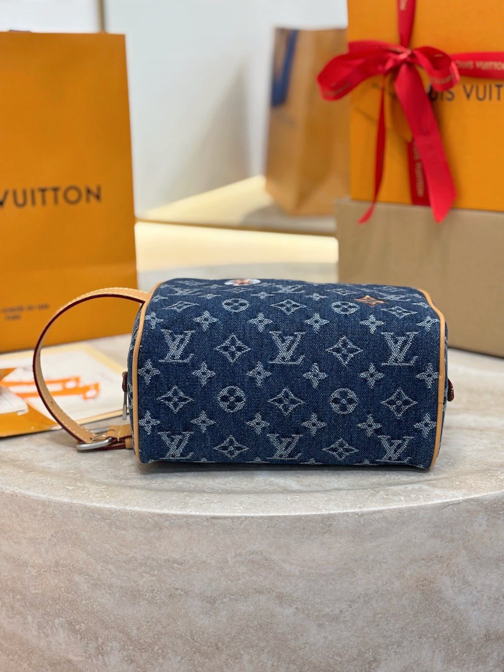 LV Locker Dopp Kit M28363