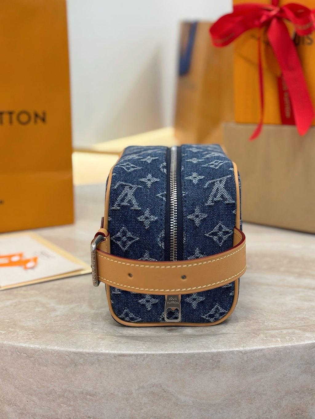 LV Locker Dopp Kit M28363