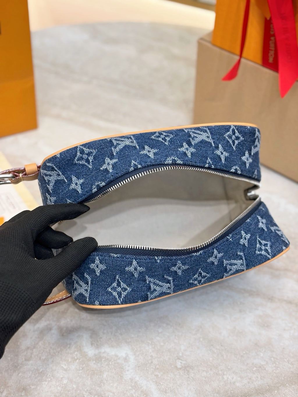 LV Locker Dopp Kit M28363