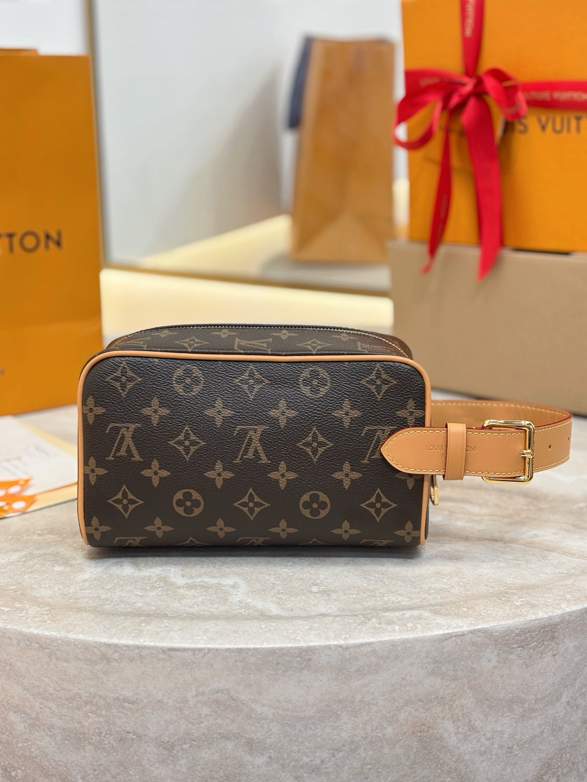 LV Locker Dopp Kit M2A501