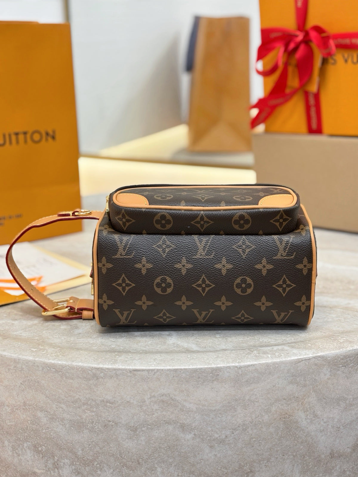 LV Locker Dopp Kit M2A501