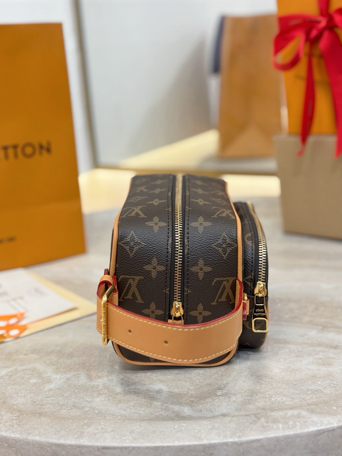 LV Locker Dopp Kit M2A501
