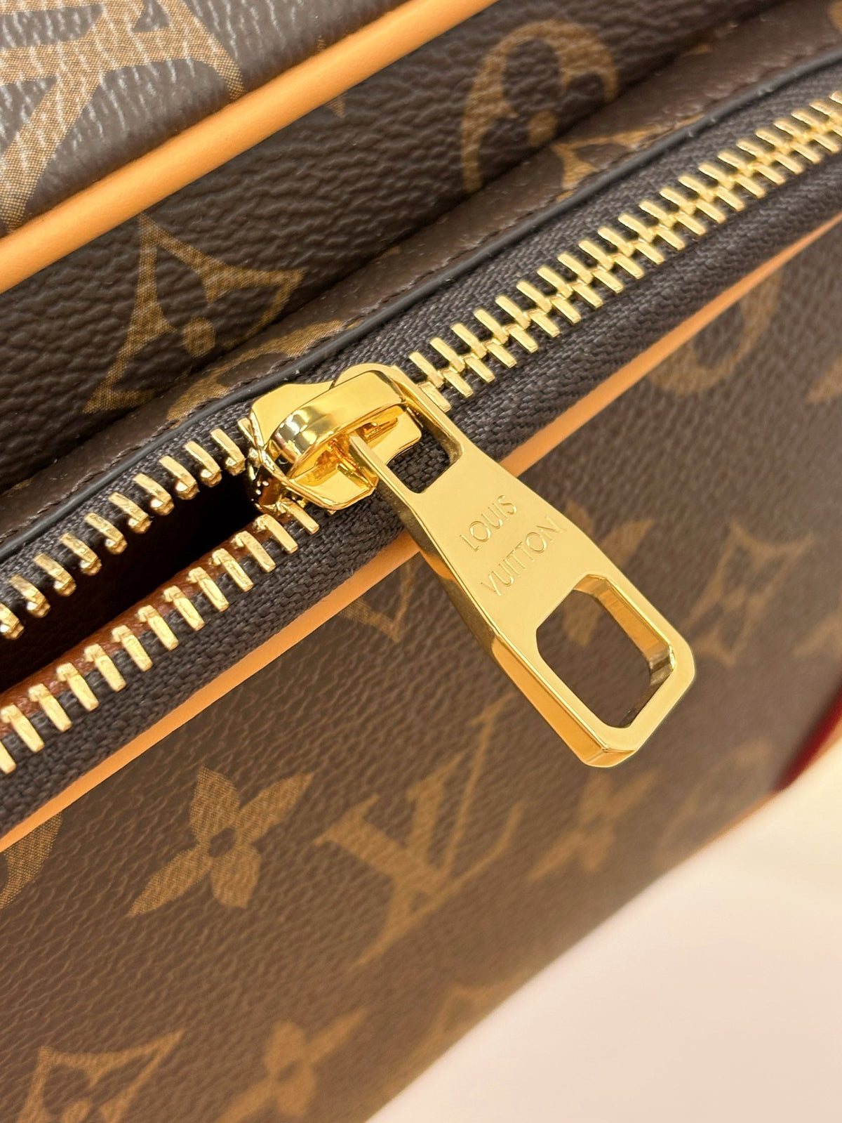 LV Locker Dopp Kit M2A501