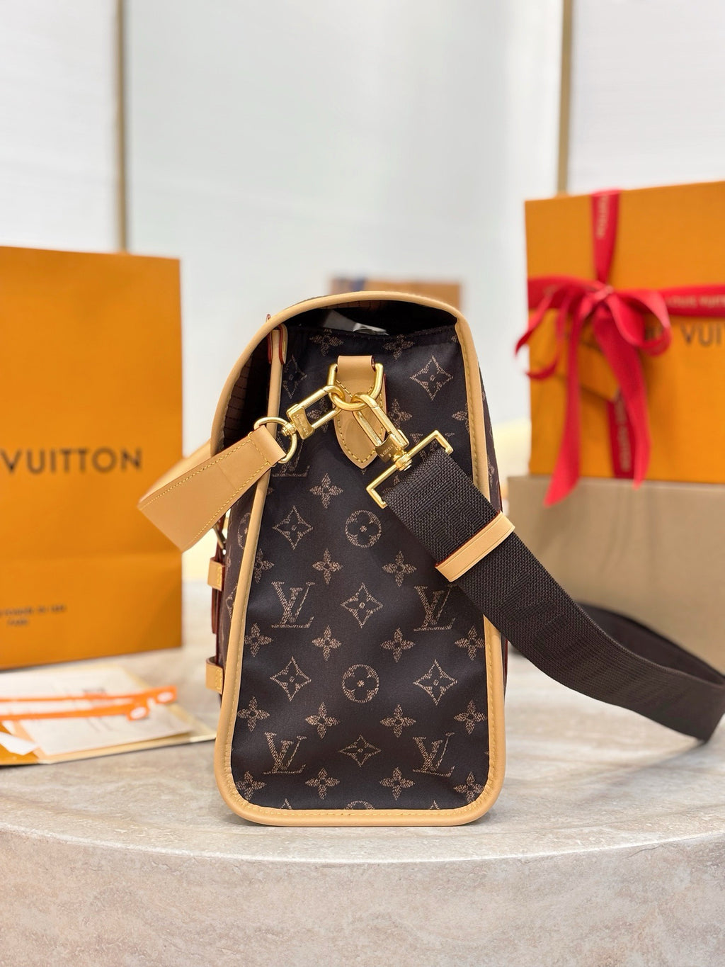 LV Jet Lag Bag MM Louis Vuitton Silk Tech M2A425