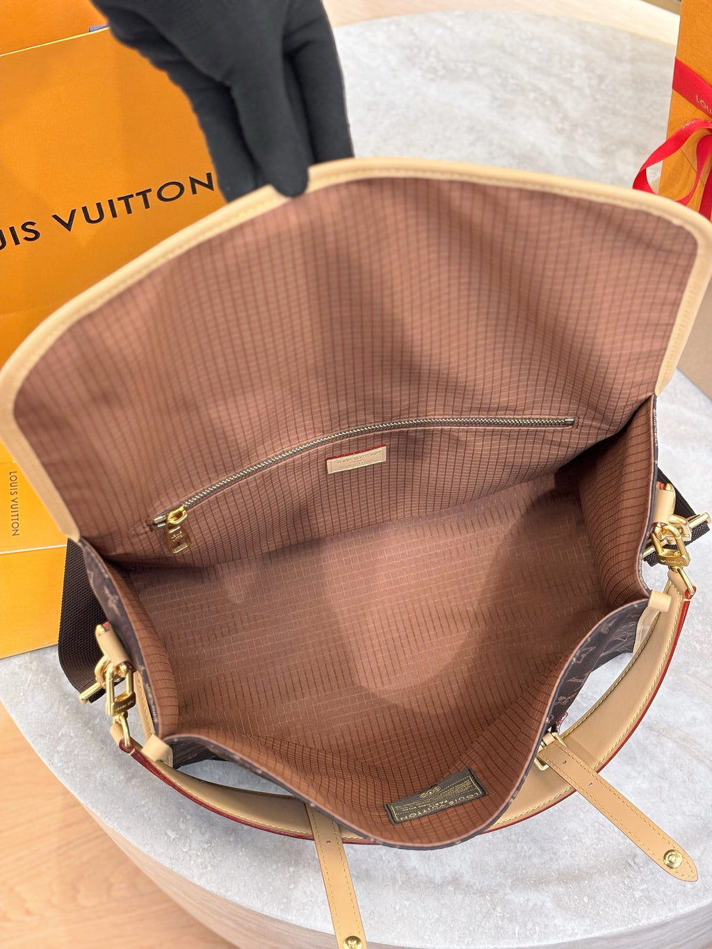 LV Jet Lag Bag MM Louis Vuitton Silk Tech M2A425
