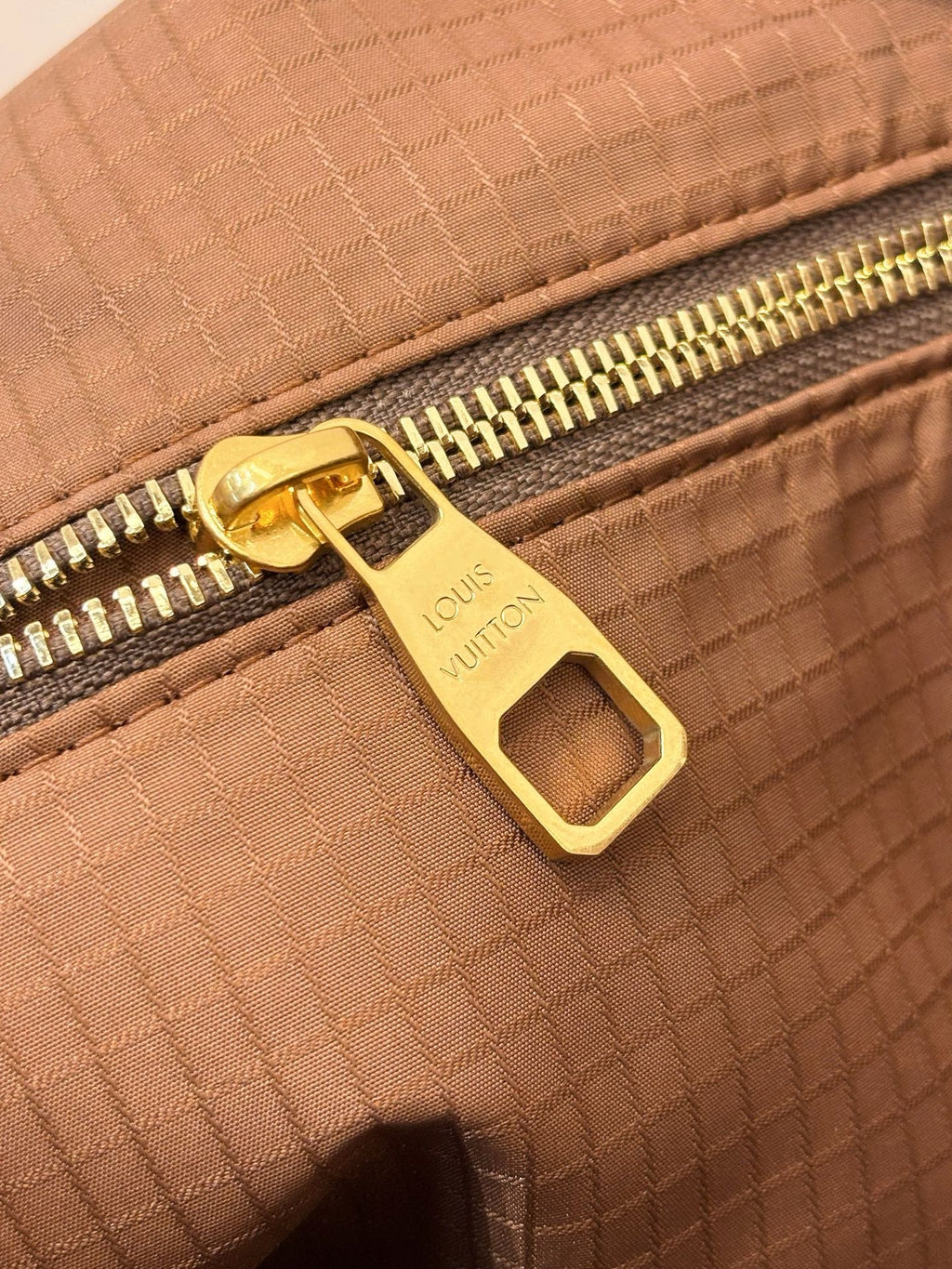 LV Jet Lag Bag MM Louis Vuitton Silk Tech M2A425