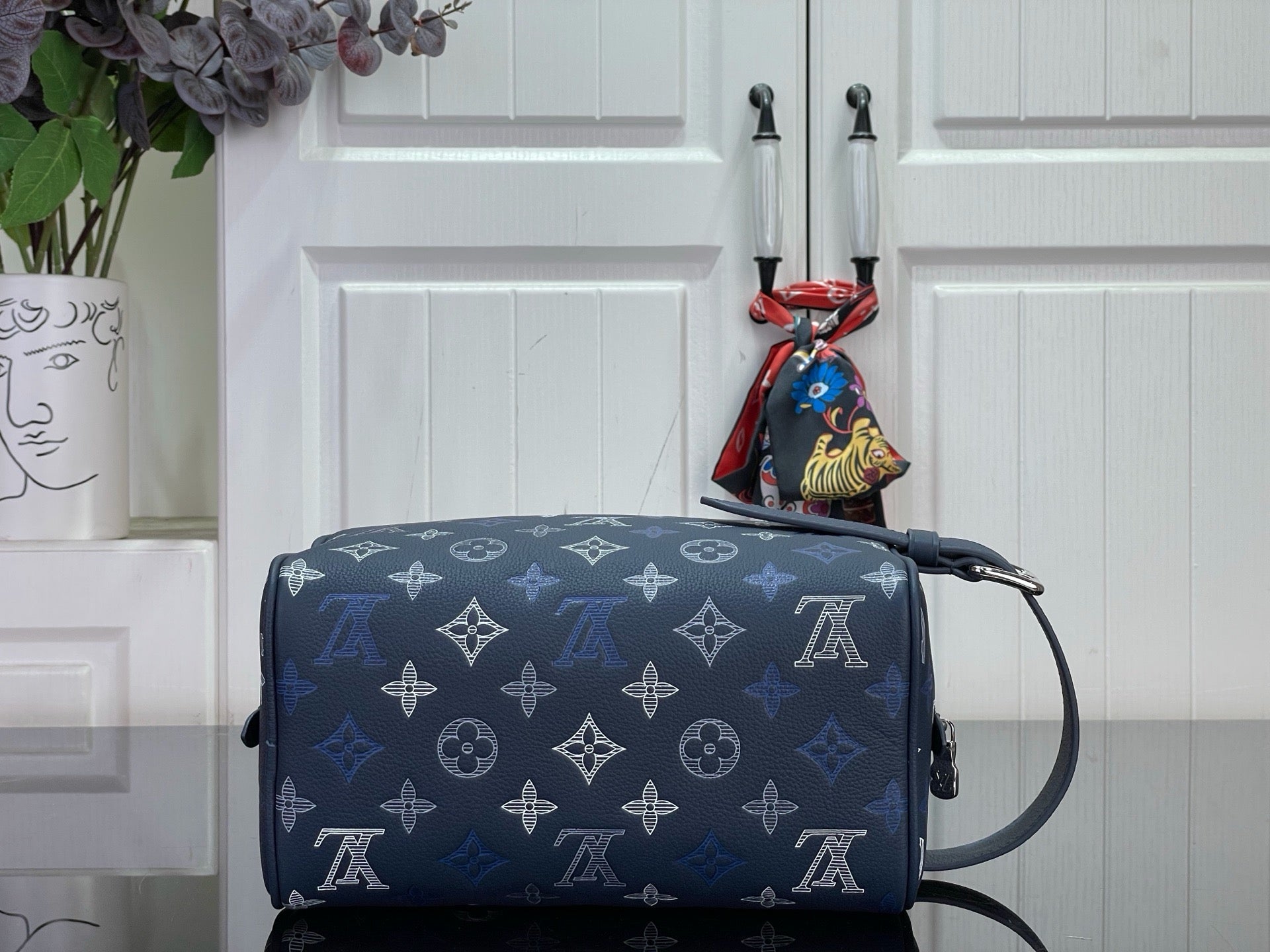 LV Locker Dopp Kit M28835