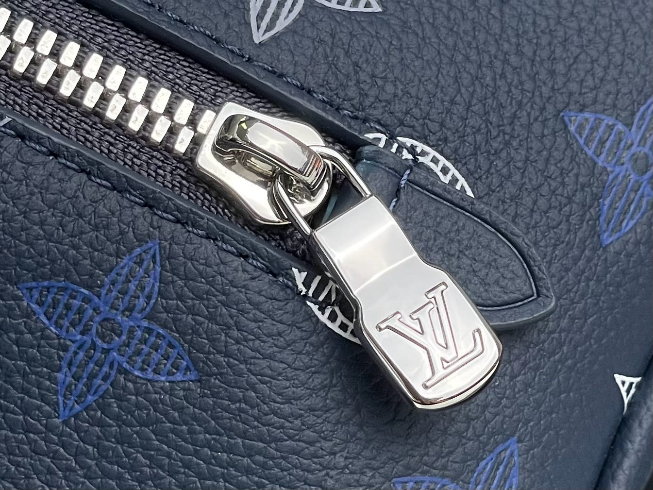 LV Locker Dopp Kit M28835