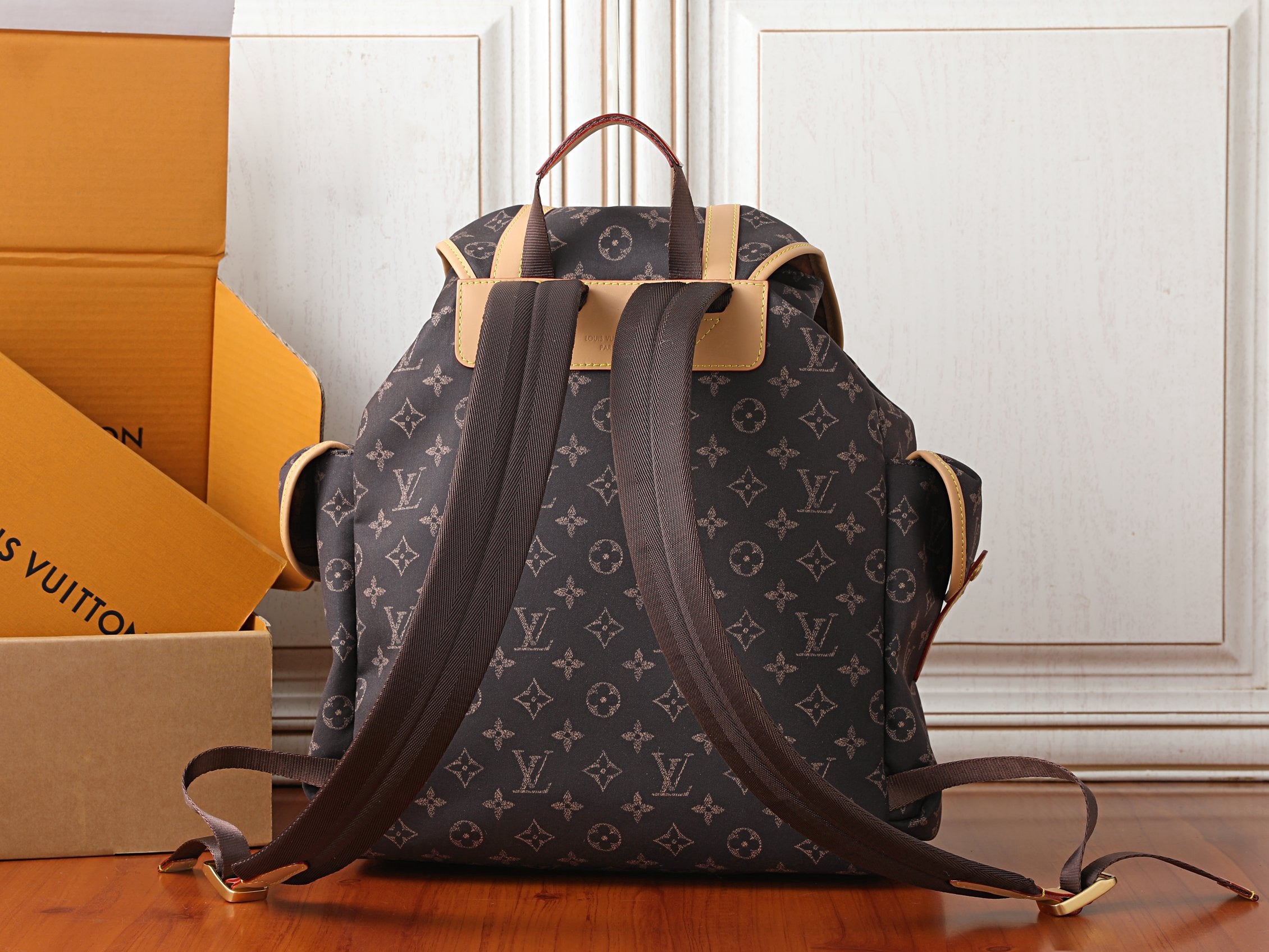 LV Christopher East West MM Silk Tech M29853