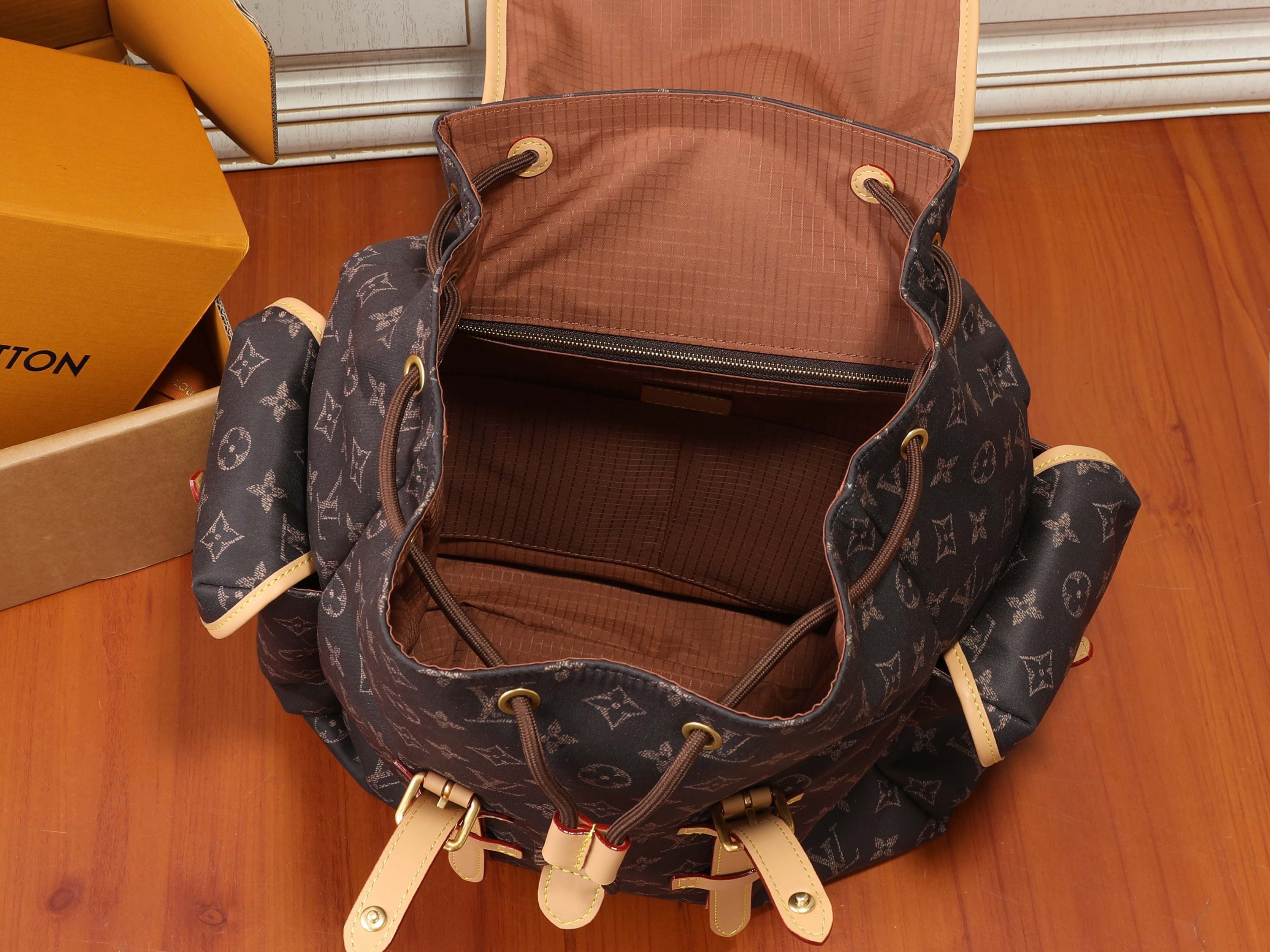 LV Christopher East West MM Silk Tech M29853