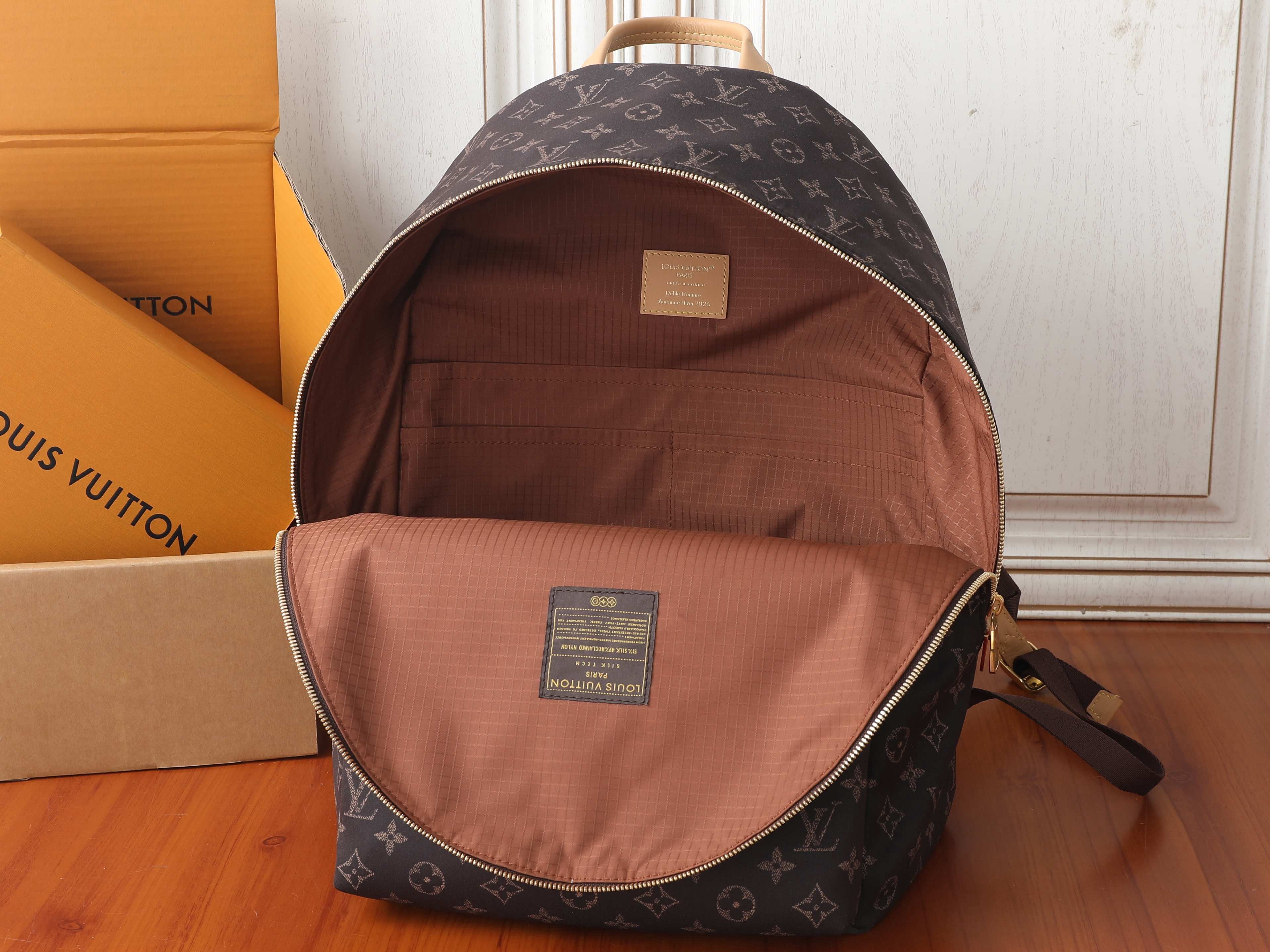 LV Track Backpack MM Silk Tech M2A456