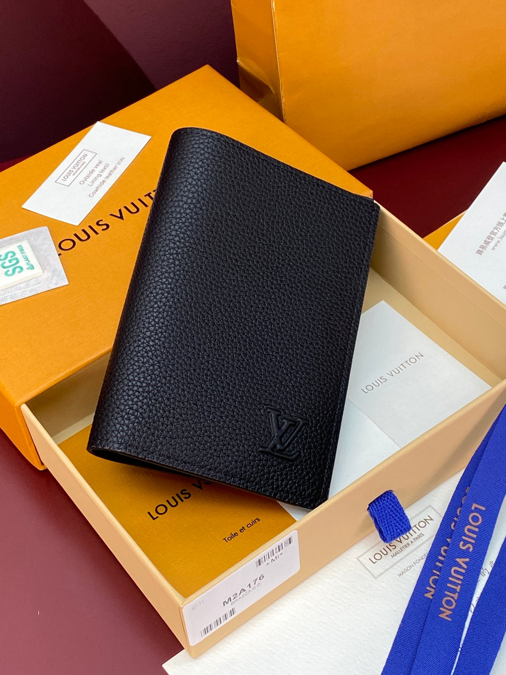 LV Passport Cover M2A176