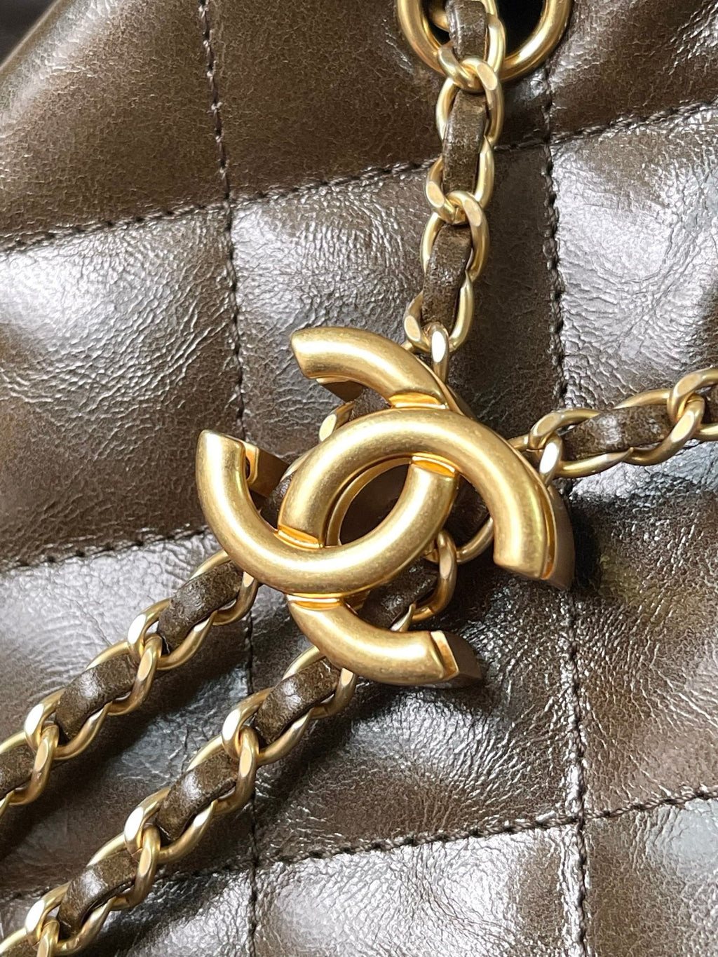 Chanel 25 Small Handbag in Shiny Crumbled Calfskin