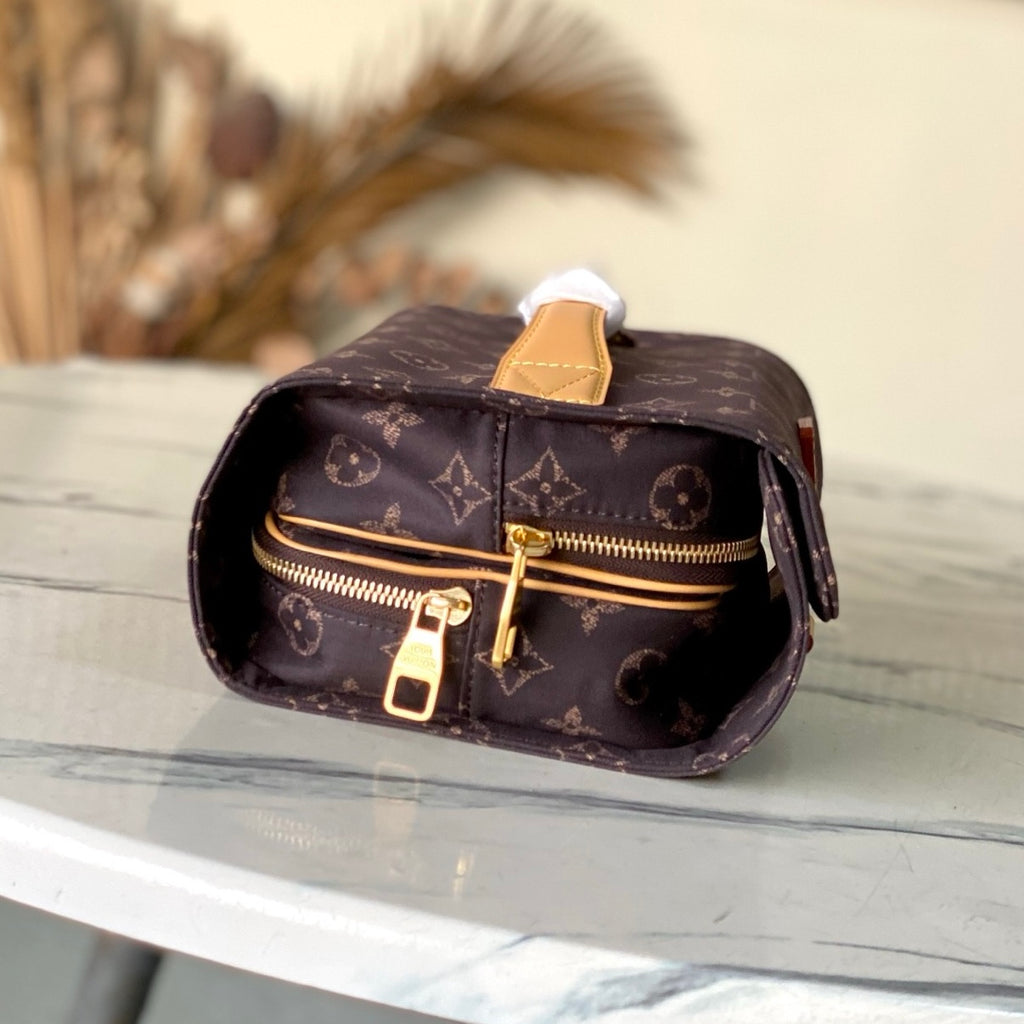 LV Hanging Toiletry Bag M2A500