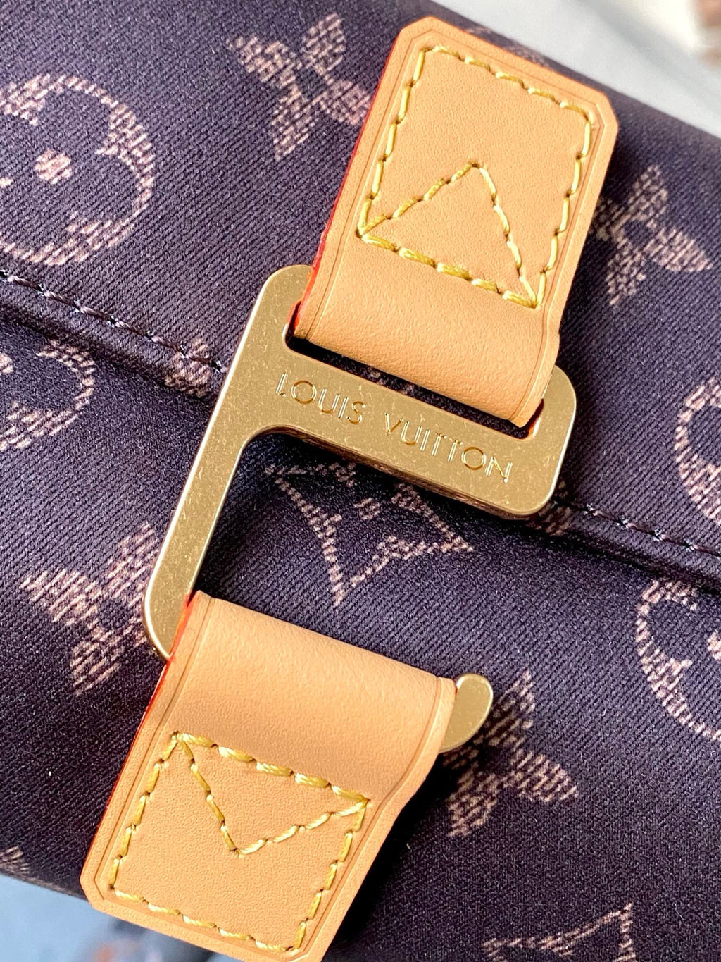 LV Hanging Toiletry Bag M2A500